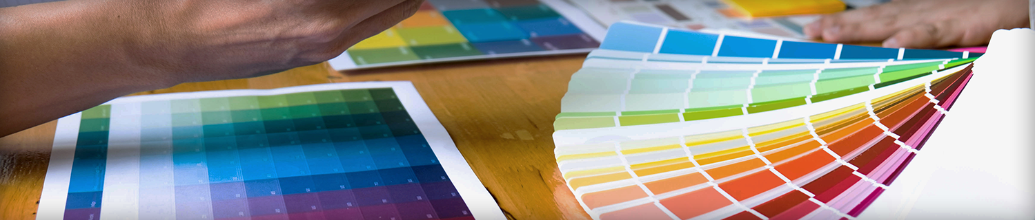 색상표가 착생위에 펼쳐져있는 사진