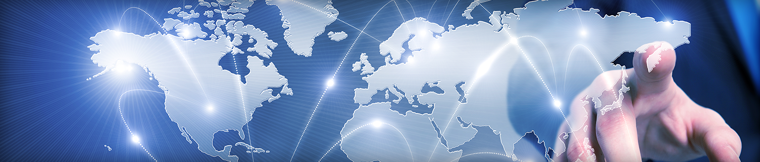 세계지도를 손으로 가라키고있는 사진