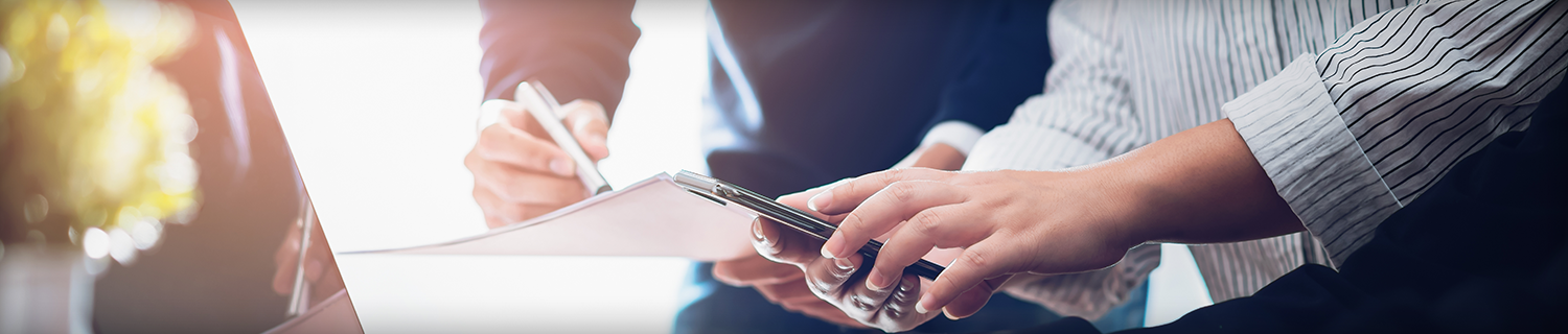 남자가 휴대폰을 사용하고있는 사진