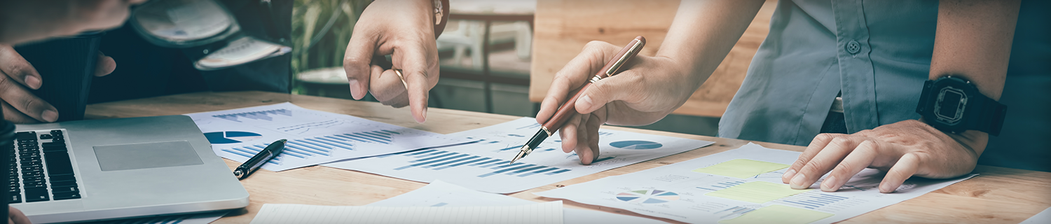 사람들이 테이블에 차트를 펼쳐두고 회의하고있는 사진